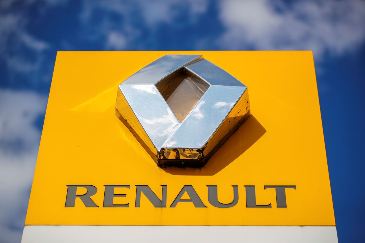 FILE PHOTO: The logo of carmaker Renault is seen at a dealership in Paris, France, August 15, 2021. REUTERS/Sarah Meyssonnier