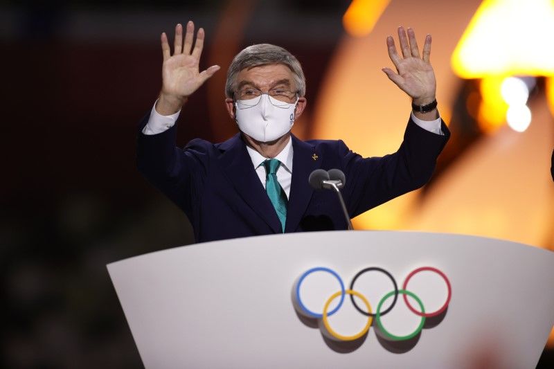 FILE PHOTO: Tokyo 2020 Olympics - The Tokyo 2020 Olympics Closing Ceremony - Olympic Stadium, Tokyo, Japan - August 8, 2021. International Olympic Committee (IOC) President Thomas Bach waves to the crowd Pool via REUTERS/Dan Mullan