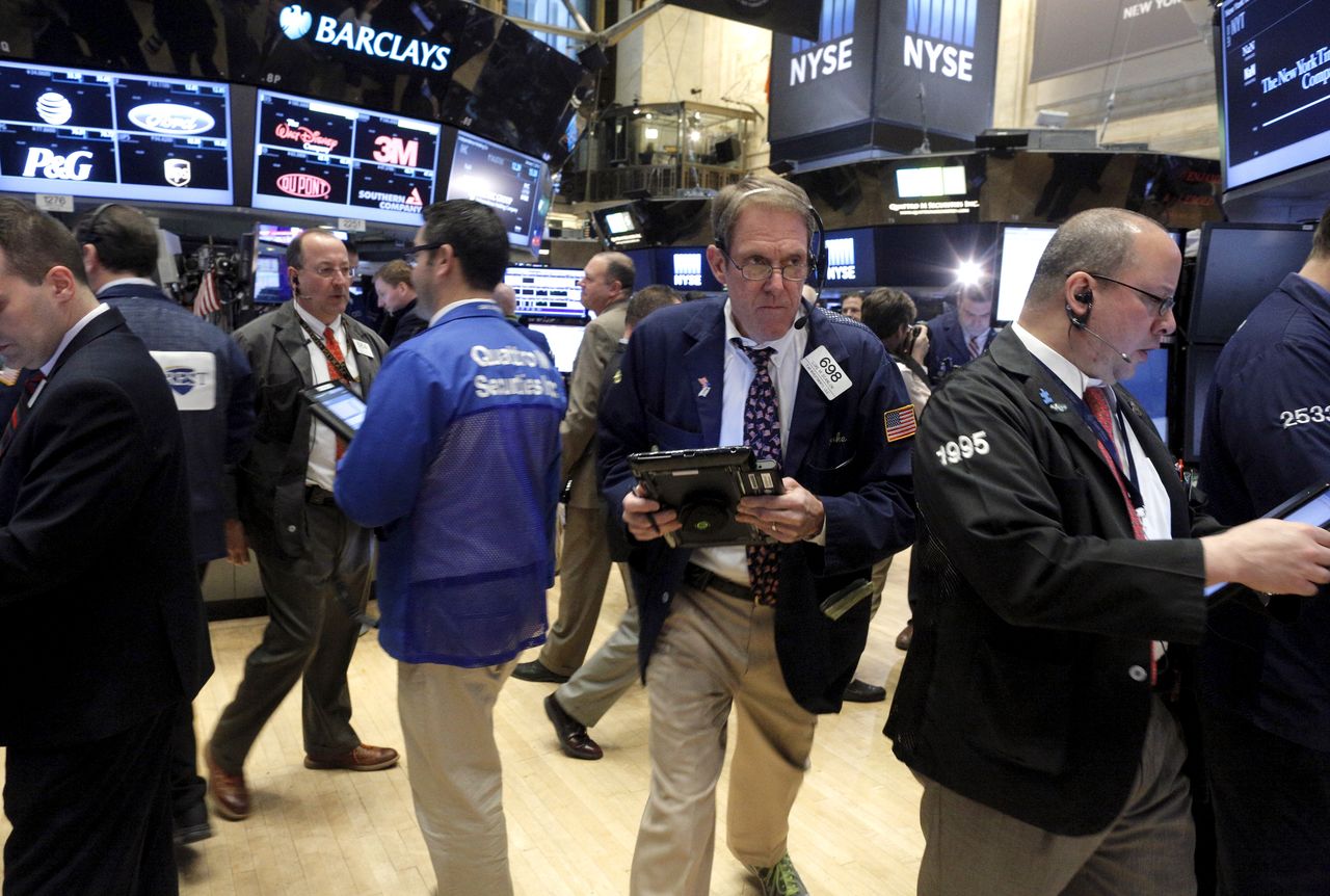 Traders work on the main trading floor of the New York Stock Exchange shortly after the opening bell of the trading session in the Manhattan borough of New York City, January 7, 2016. REUTERS/Brendan McDermid/Files