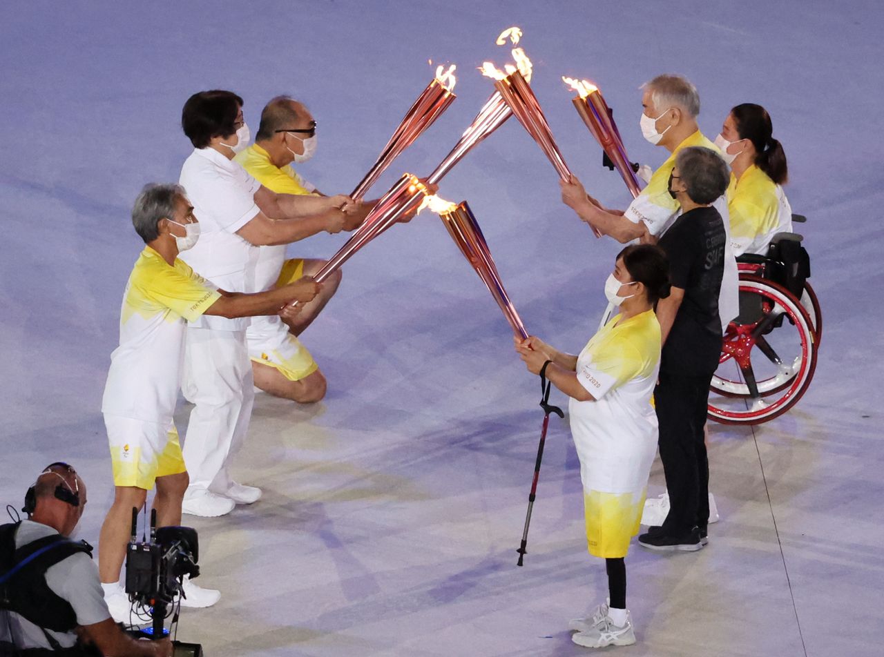 Tokyo 2020 Paralympic Games - The Tokyo 2020 Paralympic Games Opening Ceremony - Olympic Stadium, Tokyo, Japan - August 24, 2021. The Paralympic flame is transferred during the opening ceremony. REUTERS/Ivan Alvarado