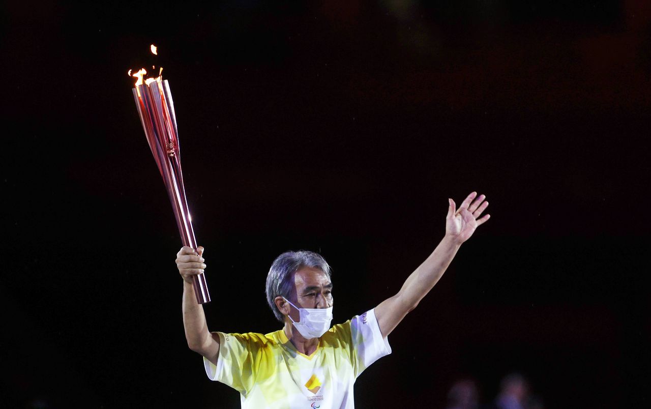 Tokyo 2020 Paralympic Games - The Tokyo 2020 Paralympic Games Opening Ceremony - Olympic Stadium, Tokyo, Japan - August 24, 2021. The Paralympic torch is carried during the opening ceremony REUTERS/Lisi Niesner