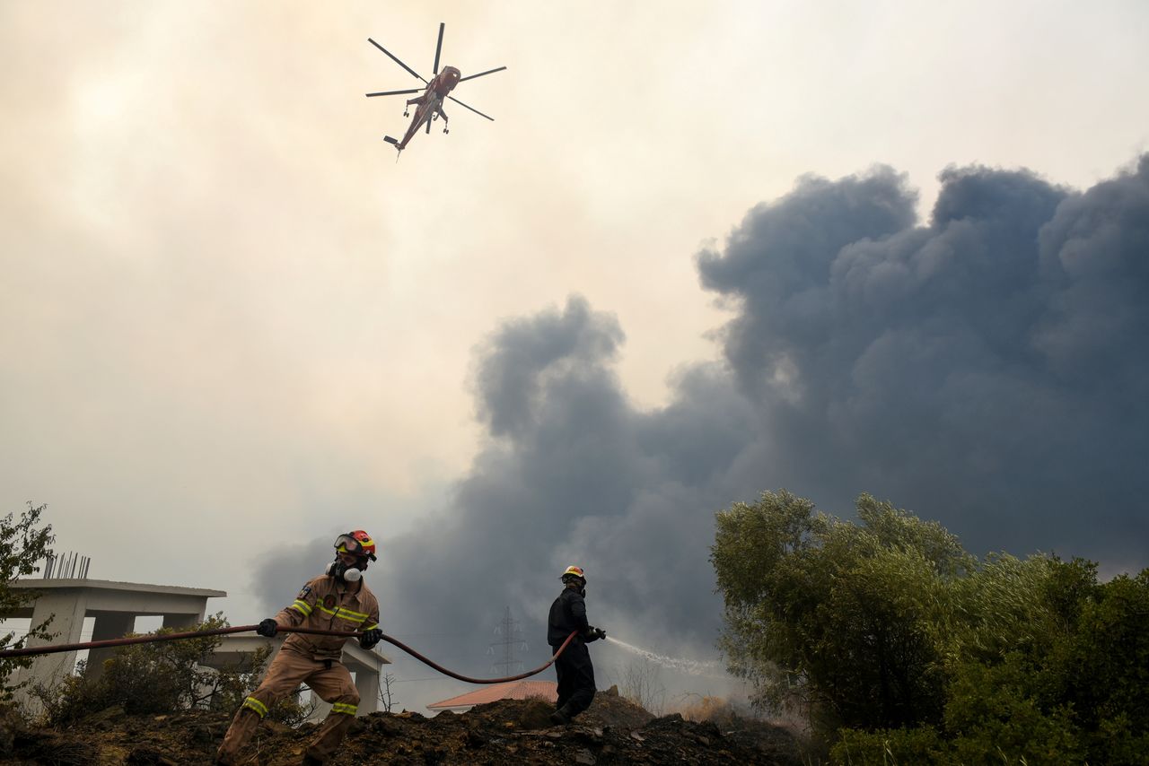 FILE PHOTO: Firefighters try to extinguish fires as a wildfire continues to rage near the village of Afidnes, north of Athens, Greece, August 6, 2021. REUTERS/Alexandros Avramidis/File Photo