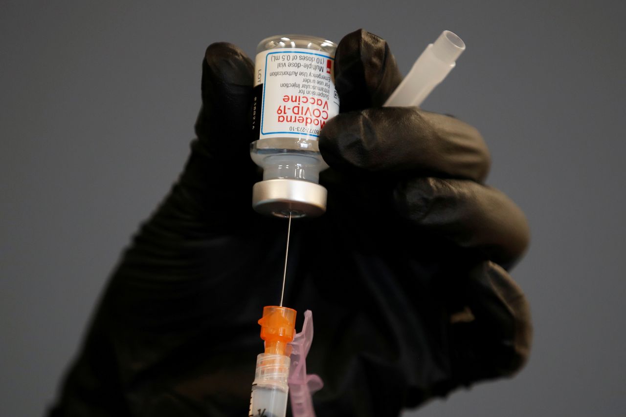 FILE PHOTO: A health care worker fills a syringe with Moderna COVID-19 vaccine as California opens up vaccine eligibility to any residents 16 years and older during the outbreak of coronavirus disease (COVID-19) in Chula Vista, California, U.S., April 15, 2021. REUTERS/Mike Blake/File Photo