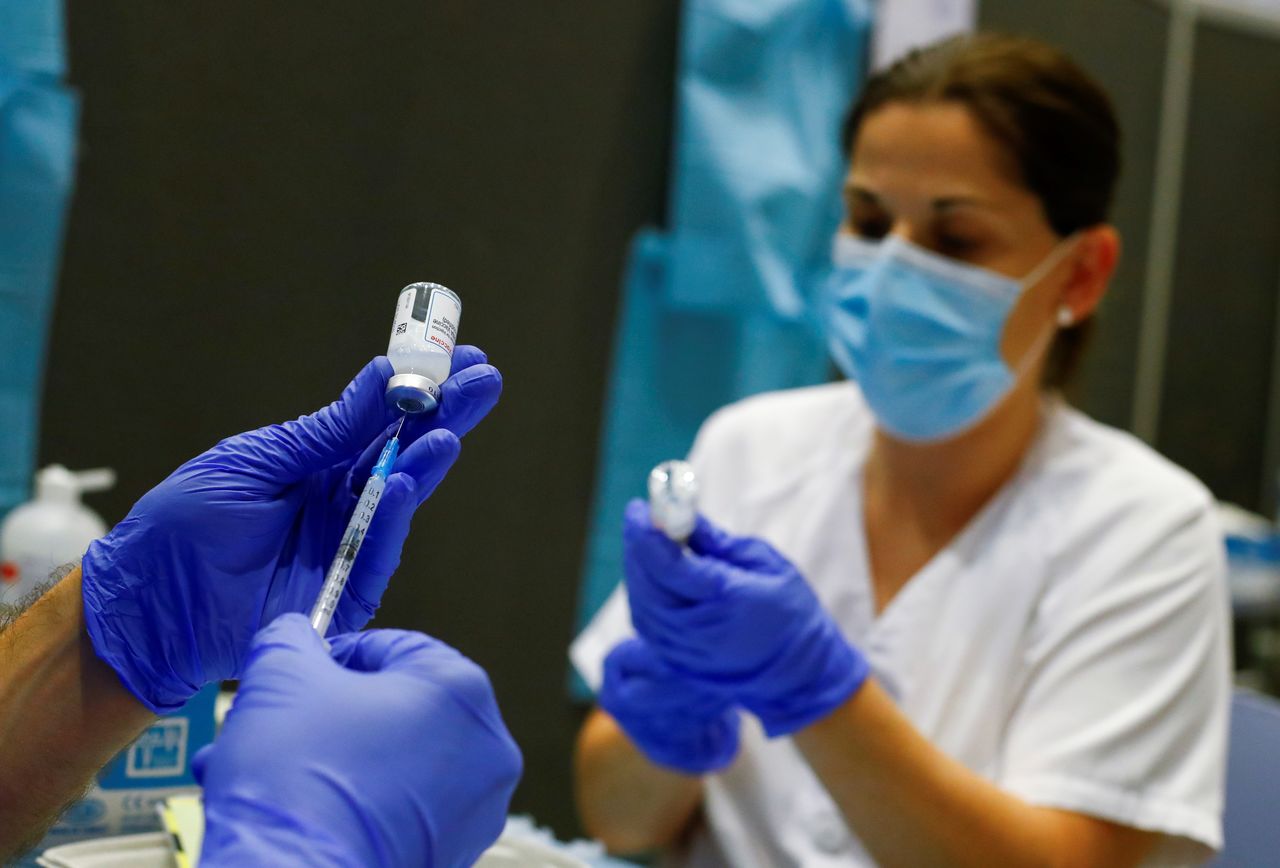 FILE PHOTO: Nurses prepare syringes with doses of the Moderna vaccine against the coronavirus disease (COVID-19) at a vaccination centre in Meloneras on the island of Gran Canaria, Spain, July 28, 2021. REUTERS/Borja Suarez