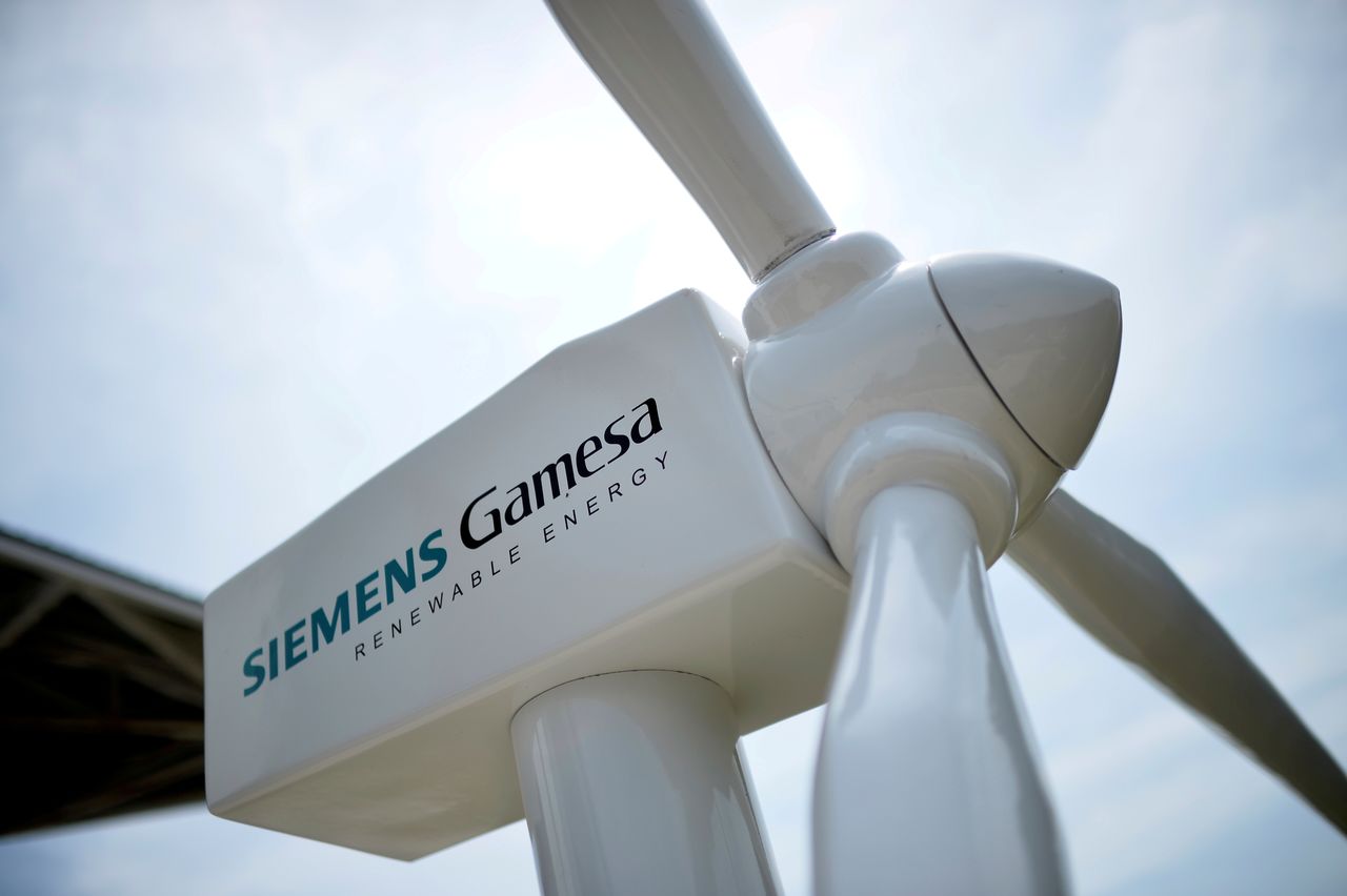 FILE PHOTO: A model of a wind turbine with the Siemens Gamesa logo is displayed outside the annual general shareholders meeting in Zamudio, Spain, June 20, 2017. REUTERS/Vincent West