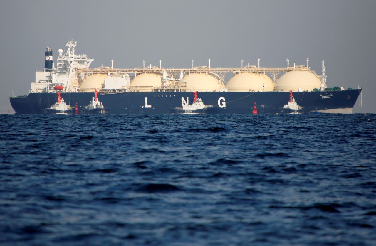 FILE PHOTO: A liquefied natural gas (LNG) tanker is tugged towards a thermal power station in Futtsu, east of Tokyo, Japan November 13, 2017. REUTERS/Issei Kato
