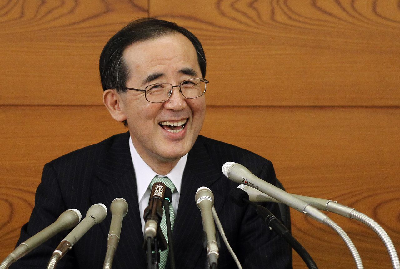 FILE PHOTO: Outgoing Bank of Japan Governor Masaaki Shirakawa smiles during his last news conference as head of the central bank, in Tokyo March 19, 2013. REUTERS/Yuya Shino (JAPAN - Tags: BUSINESS)