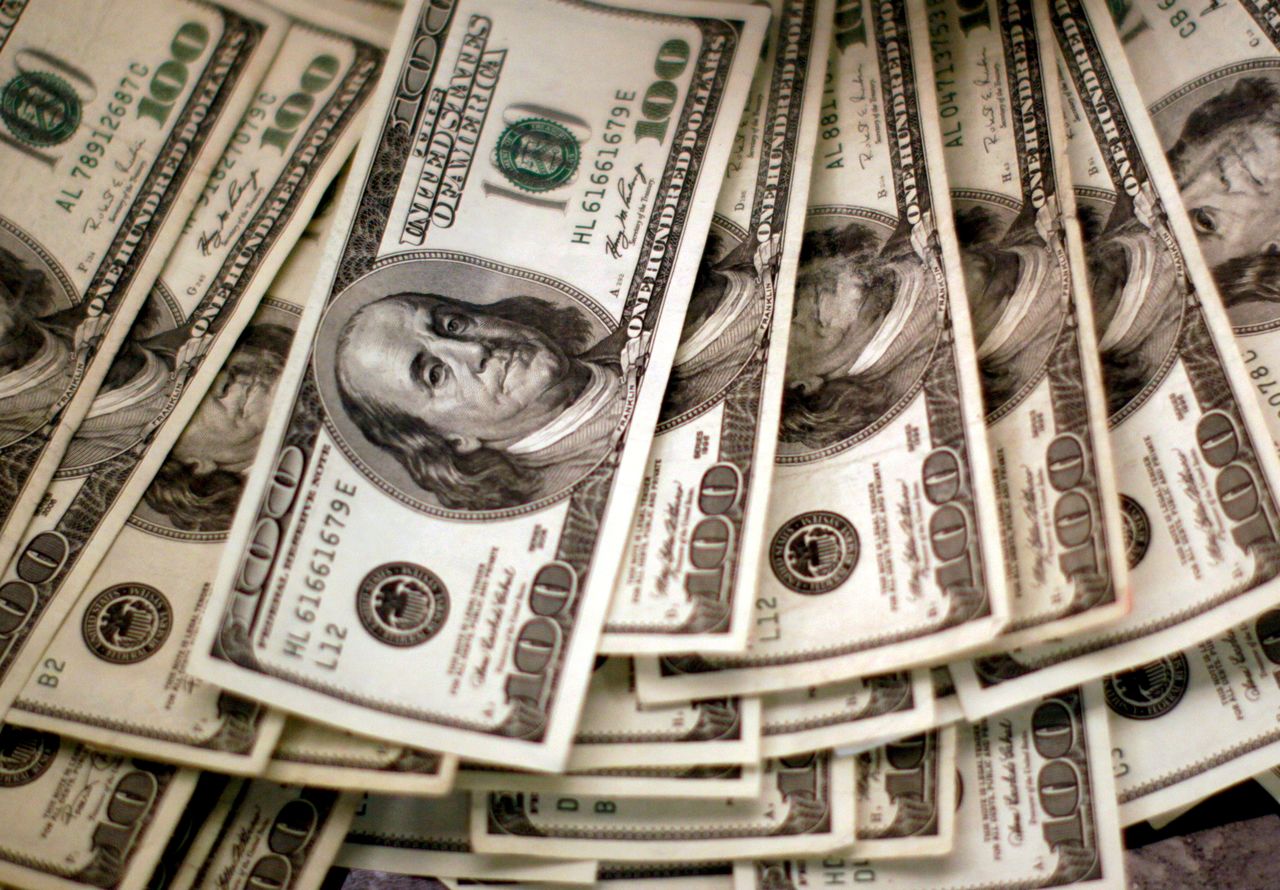 FILE PHOTO: Four thousand U.S. dollars are counted out by a banker counting currency at a bank in Westminster, Colorado November 3, 2009. REUTERS/Rick Wilking