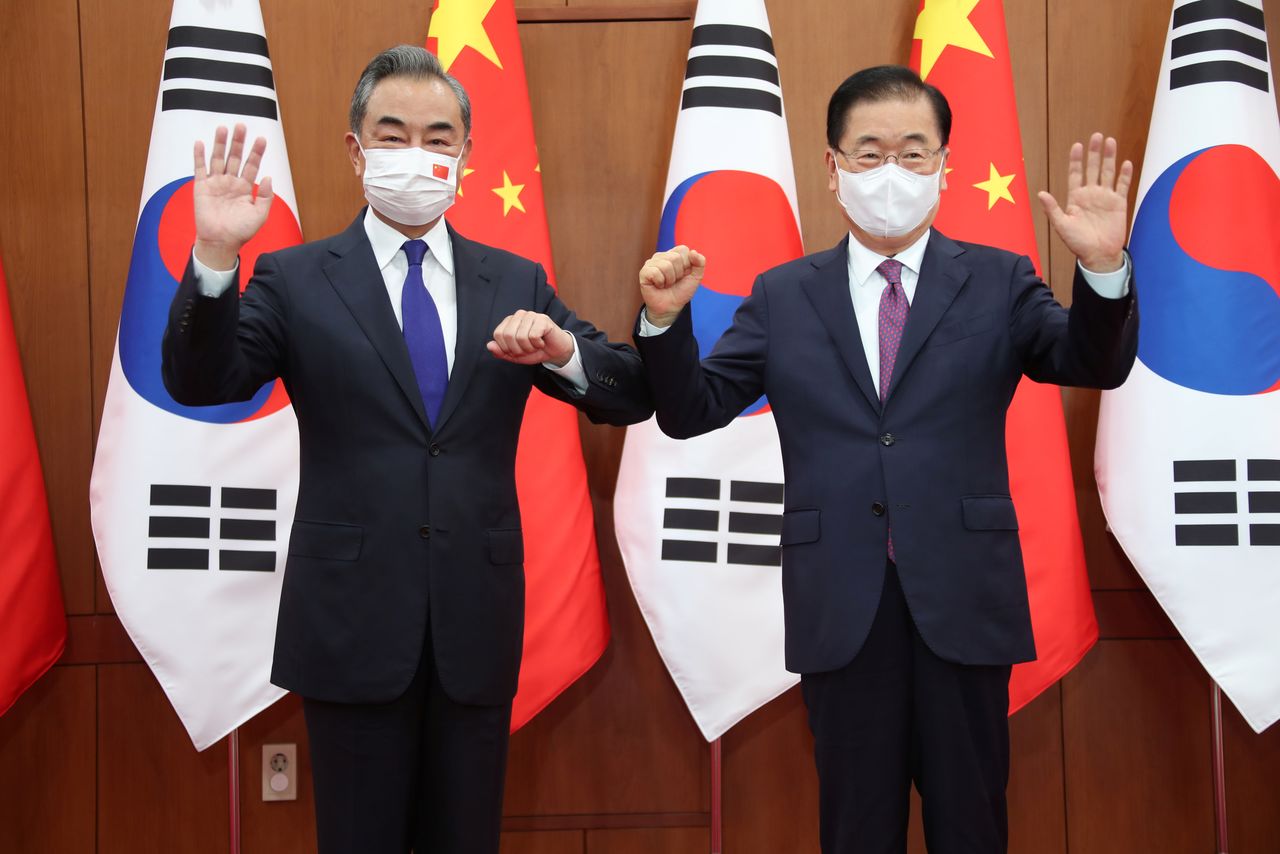 Chinese Foreign Minister Wang Yi poses for photographs with his South Korean counterpart Chung Eui-yong at Foreign Ministry in Seoul, South Korea, September 15, 2021. Yonhap via REUTERS   ATTENTION EDITORS - THIS IMAGE HAS BEEN SUPPLIED BY A THIRD PARTY. SOUTH KOREA OUT. NO RESALES. NO ARCHIVE.