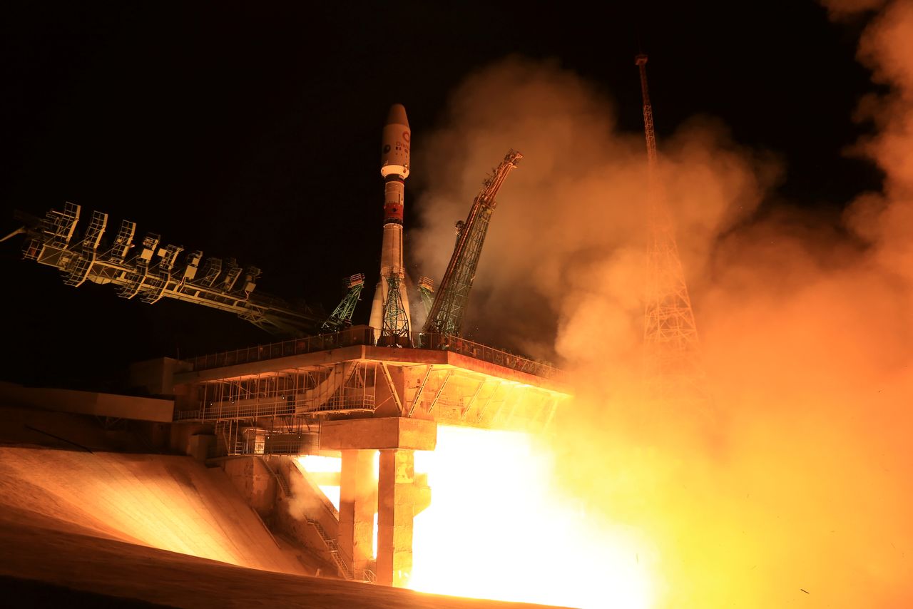 A Soyuz-2.1b rocket booster with a Fregat upper stage and satellites of British firm OneWeb blasts off from a launchpad at the Baikonur Cosmodrome, Kazakhstan September 14, 2021. Roscosmos/Handout via REUTERS