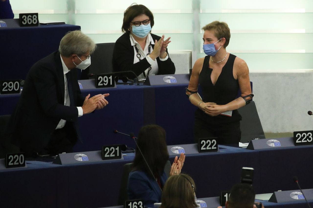 European Economy Commissioner Paolo Gentiloni and European Parliament members applaud Tokyo 2020 Paralympic gold medallist Beatrice Vio as European Commission President Ursula von der Leyen (not pictured) delivers a speech during a debate on "The State of the European Union" at the European Parliament in Strasbourg, France, September 15, 2021. REUTERS/Yves Herman/Pool
