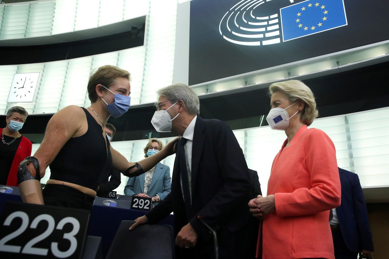 European Commission President Ursula von der Leyen and European Economy Commissioner Paolo Gentiloni speak with Tokyo 2020 Paralympic gold medallist Beatrice Vio at the European Parliament in Strasbourg, France, September 15, 2021.  REUTERS/Yves Herman/Pool