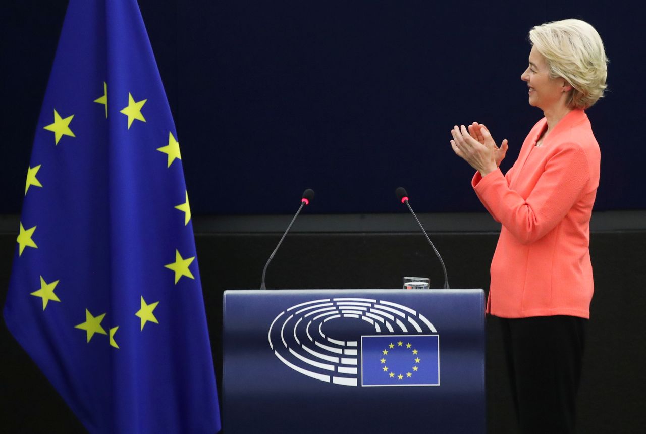 European Commission President Ursula von der Leyen applauds Tokyo 2020 Paralympic gold medallist Beatrice Vio as von der Leyen delivers a speech during a debate on "The State of the European Union" at the European Parliament in Strasbourg, France, September 15, 2021. REUTERS/Yves Herman/Pool