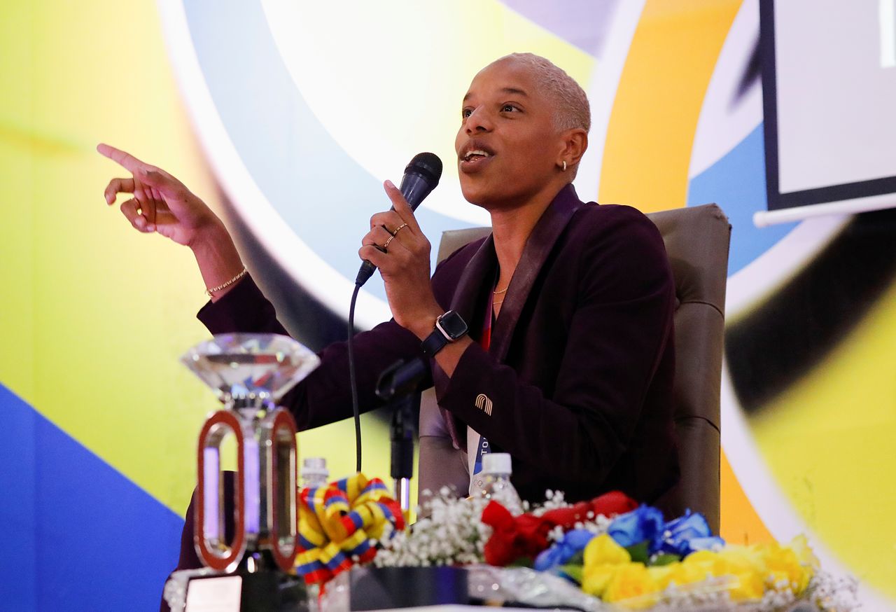 La medallista de oro de los Juegos Olímpicos de Tokio 2020, Yulimar Rojas, se dirige a los medios de comunicación en Caracas, Venezuela, el 15 de septiembre de 2021. REUTERS / Leonardo Fernandez Viloria