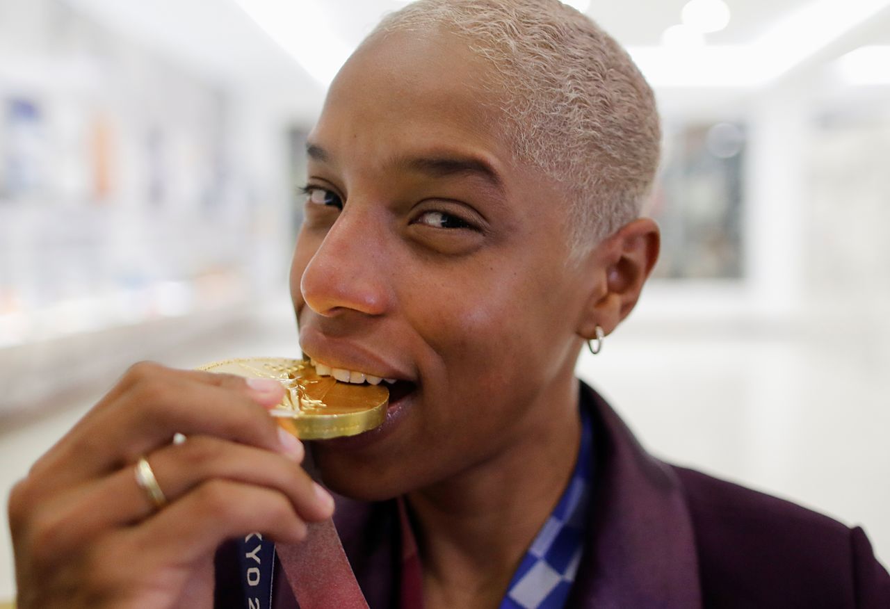La medallista de oro de los Juegos Olímpicos de Tokio 2020, Yulimar Rojas, posa para una foto después de dirigirse a los medios de comunicación, en Caracas, Venezuela, el 15 de septiembre de 2021. REUTERS / Leonardo Fernandez Viloria