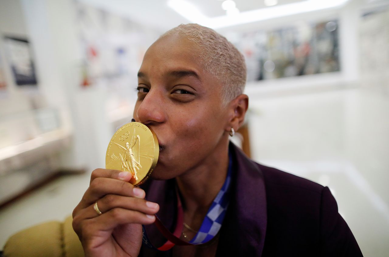 La medallista de oro de los Juegos Olímpicos de Tokio 2020, Yulimar Rojas, besa su medalla después de dirigirse a los medios de comunicación, en Caracas, Venezuela, el 15 de septiembre de 2021. REUTERS / Leonardo Fernandez Viloria
