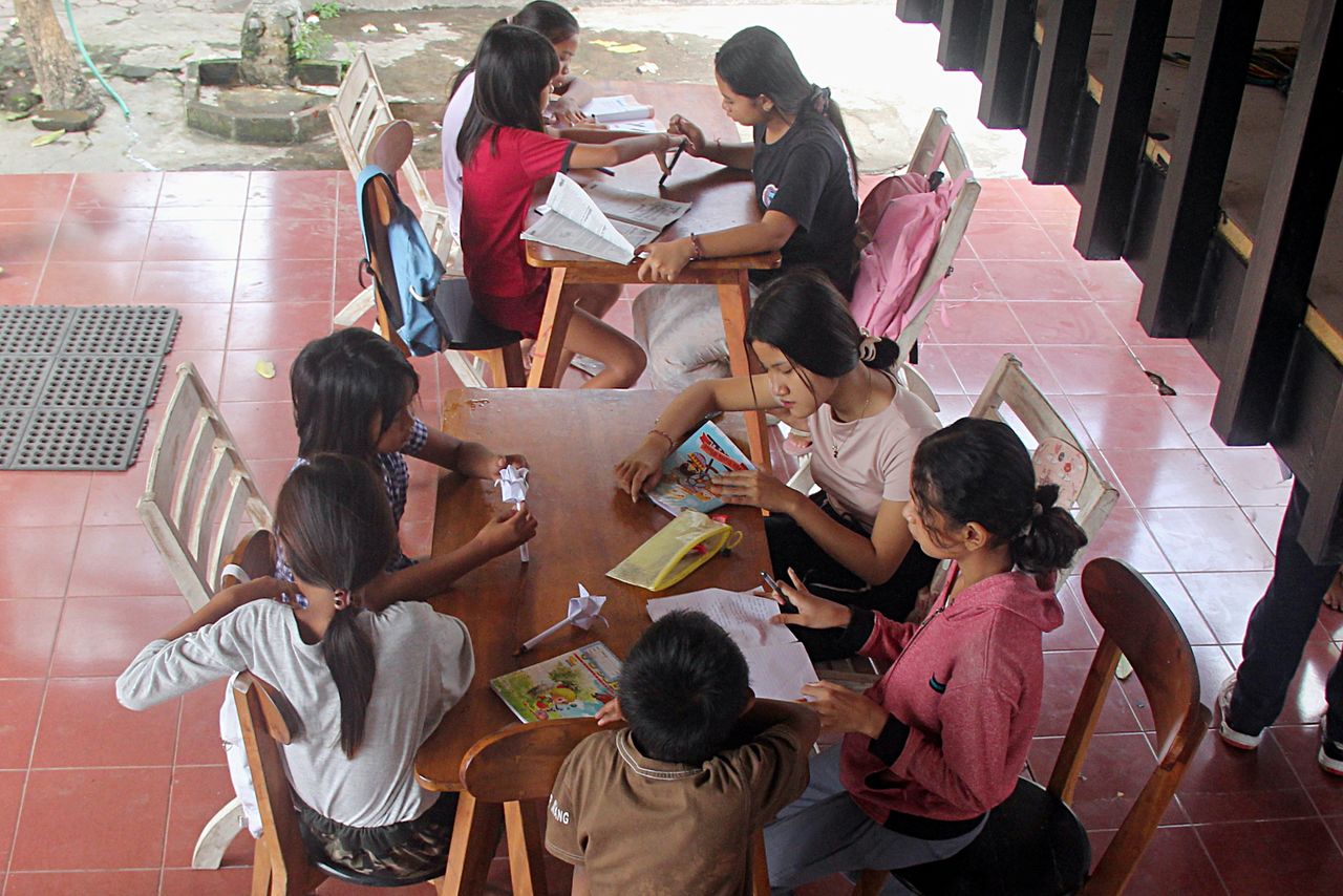 Kids study at a Bali Street Mums and Kids shelter during the coronavirus disease (COVID-19) pandemic in Denpasar, Bali, Indonesia, September 10, 2021. REUTERS/Wayan Sukarda