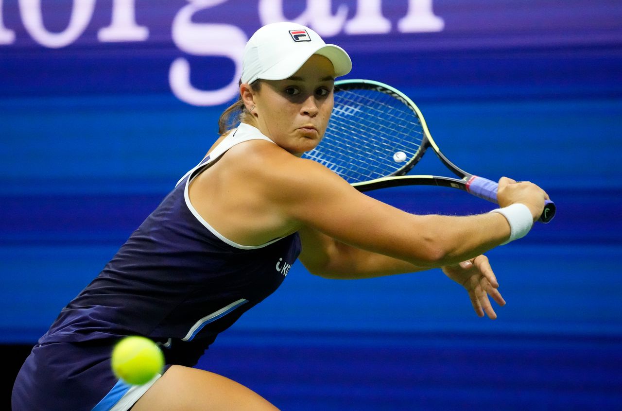 FILE PHOTO:Sep 4, 2021; Flushing, NY, USA; Ashleigh Barty of Australia hits to Shelby Rogers of the USA on day six of the 2021 U.S. Open tennis tournament at USTA Billie Jean King National Tennis Center. /Robert Deutsch-USA TODAY Sports/File Photo