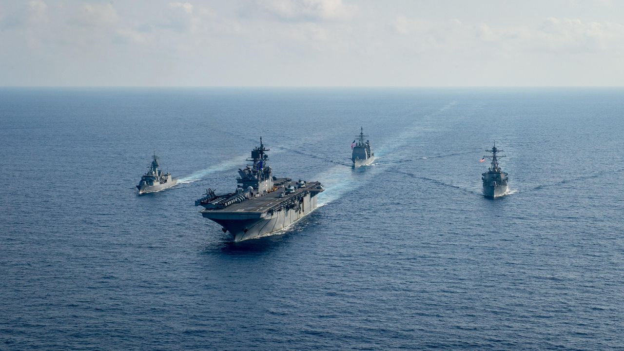 Royal Australian Navy guided-missile frigate HMAS Parramatta (FFH 154) (L) sails with U.S. Navy Amphibious assault ship USS America (LHA 6), Ticonderoga-class guided-missile cruiser USS Bunker Hill (CG 52) and Arleigh-Burke class guided missile destroyer USS Barry (DDG 52) in the South China Sea, April 18, 2020. Picture taken April 18, 2020. Petty Officer 3rd Class Nicholas Huynh/U.S. Navy/Handout via REUTERS