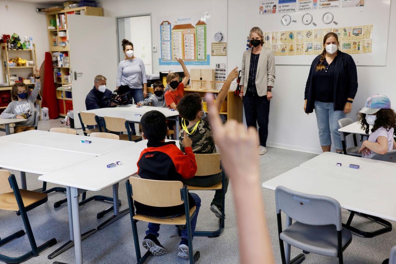 FILE PHOTO: Students return to regular presence schooling, amid the spread of the coronavirus disease (COVID-19) in Berlin, Germany, August 9, 2021. REUTERS/Axel Schmidt