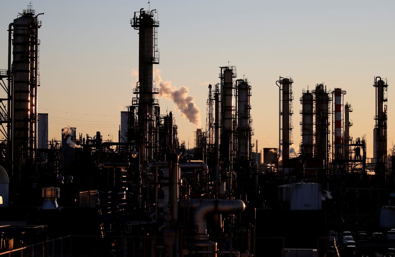 FILE PHOTO: Smoke rises from a factory during the sunset at Keihin industrial zone in Kawasaki, Japan, January 16, 2017. REUTERS/Toru Hanai/File Photo