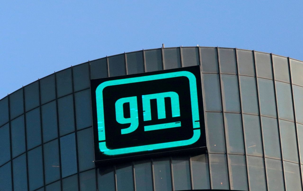 FILE PHOTO: FILE PHOTO: The new GM logo is seen on the facade of the General Motors headquarters in Detroit, Michigan, U.S., March 16, 2021. REUTERS/Rebecca Cook/File Photo