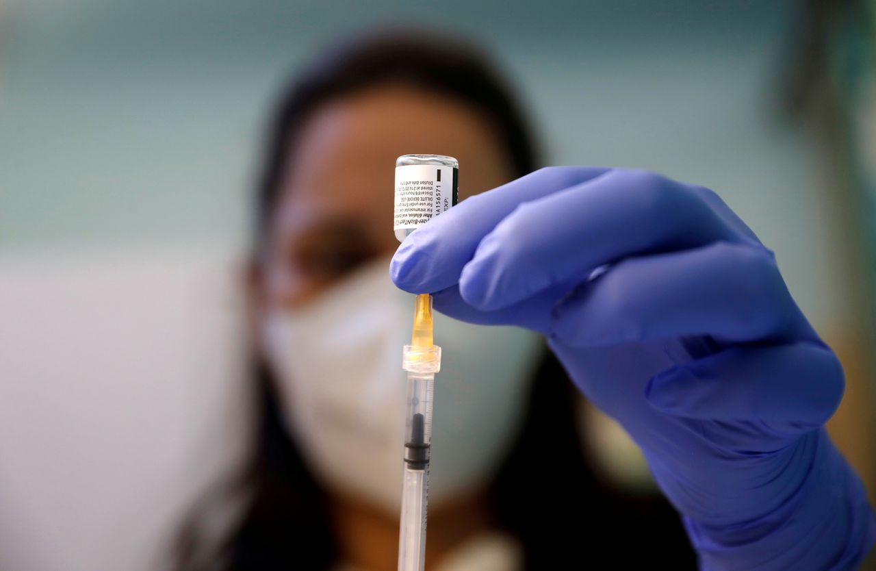 FILE PHOTO: A health care worker prepares a dose of the Pfizer-BioNTech coronavirus disease (COVID-19) vaccine at a vaccination centre in Rome, Italy, January 27, 2021. REUTERS/Yara Nardi