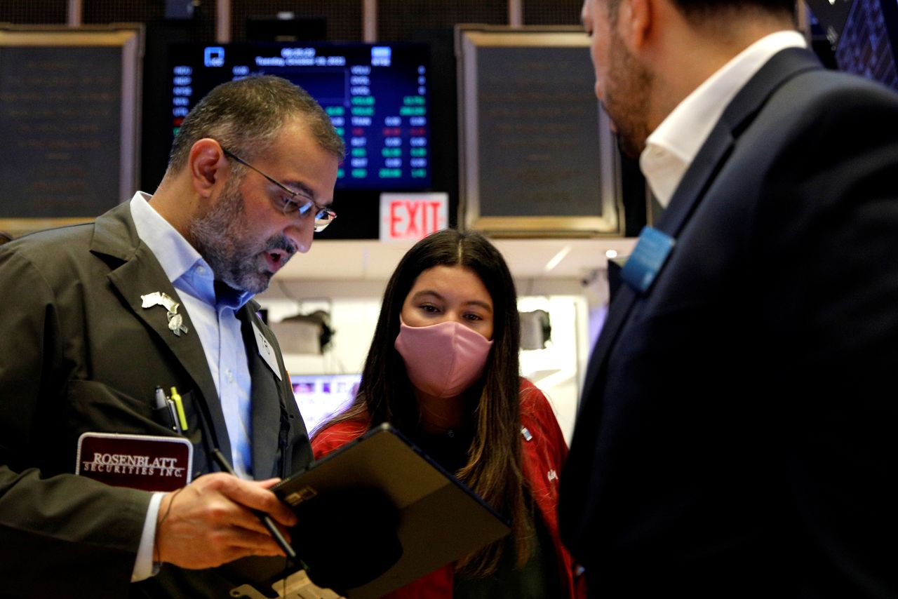 Traders work on the floor of the New York Stock Exchange (NYSE) in New York City, U.S., October 19, 2021.  REUTERS/Brendan McDermid