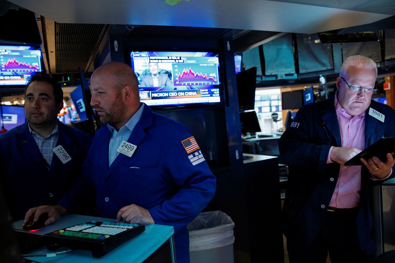 FILE PHOTO: Traders work on the floor of the New York Stock Exchange (NYSE) in New York City, U.S., October 20, 2021.  REUTERS/Brendan McDermid