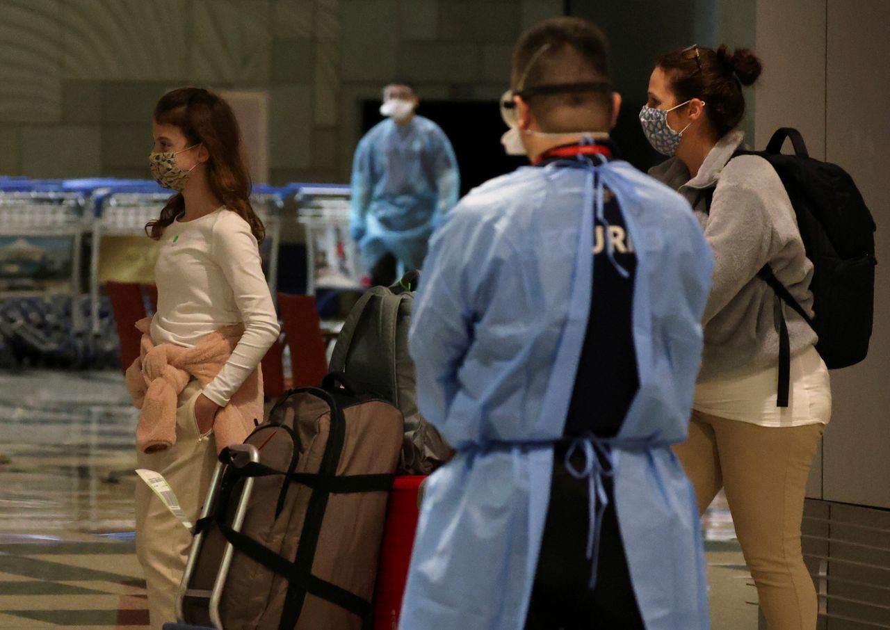 FILE PHOTO: Passengers from Amsterdam arrive at Changi Airport under Singapore’s expanded Vaccinated Travel Lane (VTL) quarantine-free travel scheme, as the city-state opens its borders to more countries amidst the coronavirus disease (COVID-19) pandemic, in Singapore October 20, 2021. REUTERS/Edgar Su