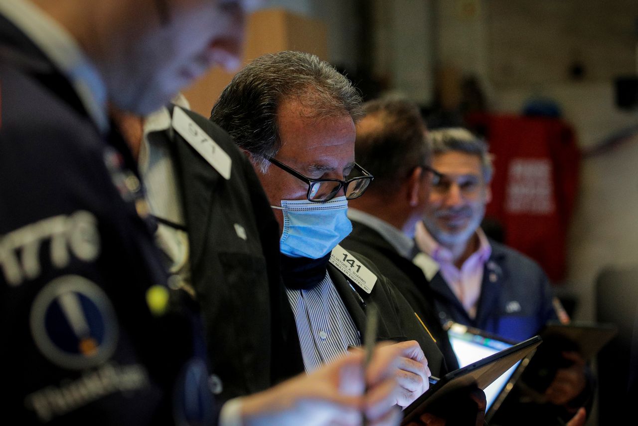 FILE PHOTO: Traders work on the floor of the New York Stock Exchange (NYSE) in New York City, U.S., October 21, 2021.  REUTERS/Brendan McDermid