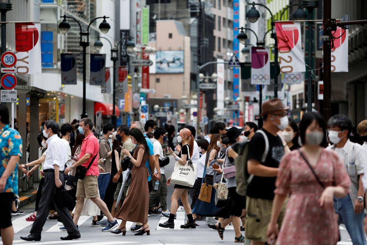 FILE PHOTO: People walk at a crossing in Shibuya shopping area, amid the coronavirus disease (COVID-19) pandemic, in Tokyo, Japan August 7, 2021. REUTERS/Androniki Christodoulou/File Photo