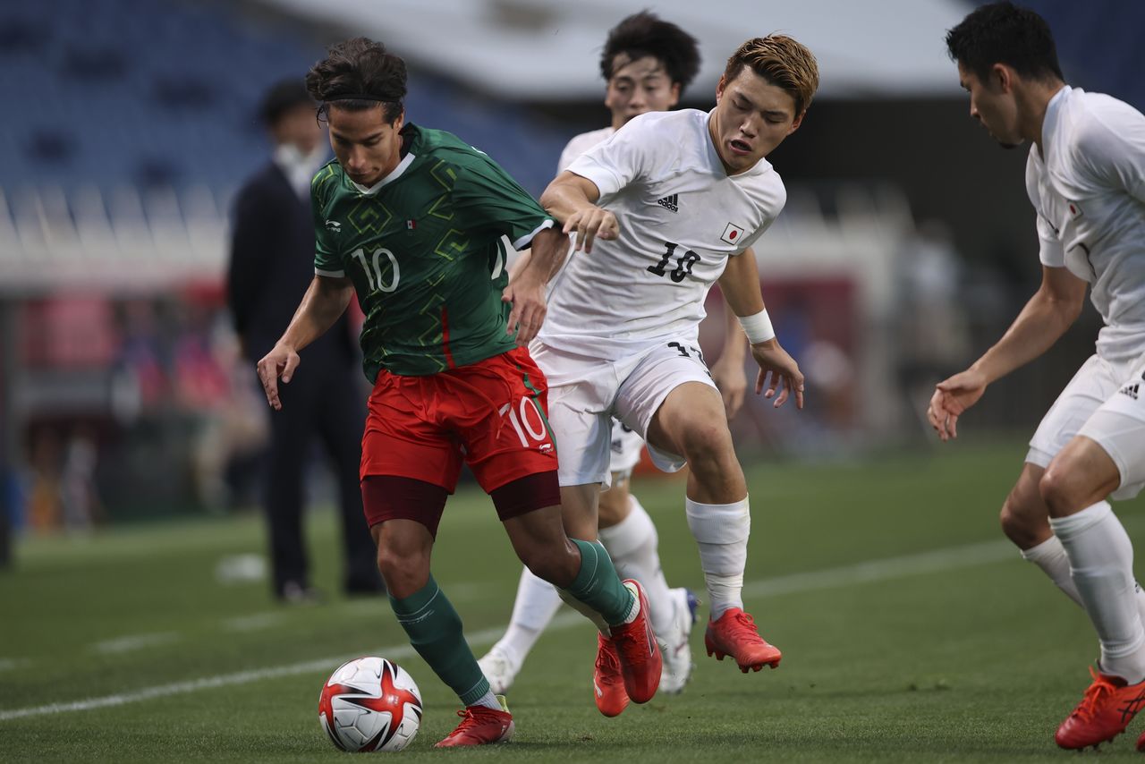 FILE PHOTO: Tokyo 2020 Olympics - Soccer Football - Men - Bronze medal match - Mexico v Japan - Saitama Stadium, Saitama, Japan - August 6, 2021. Ritsu Doan of Japan in action with Diego Lainez of Mexico. REUTERS/Molly Darlington
