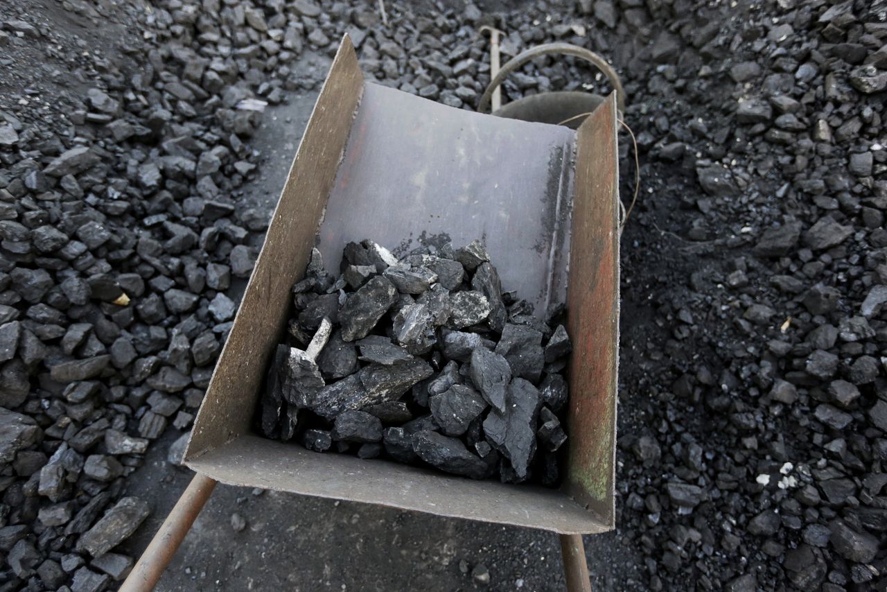 FILE PHOTO: Bad quality coal is picked out at a small coal depot near a coal mine of the state-owned Longmay Group on the outskirts of Jixi, in Heilongjiang province, China, October 23, 2015. Picture taken on October 23, 2015. REUTERS/Jason Lee/File Photo
