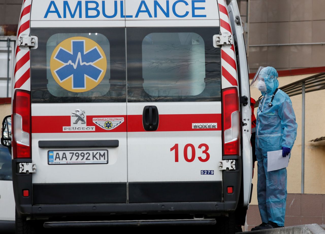 A health worker stands near an ambulance with a COVID-19 patient as they wait in the queue at a hospital for people infected with coronavirus disease (COVID-19) in Kyiv, Ukraine, November 9, 2021. REUTERS/Gleb Garanich
