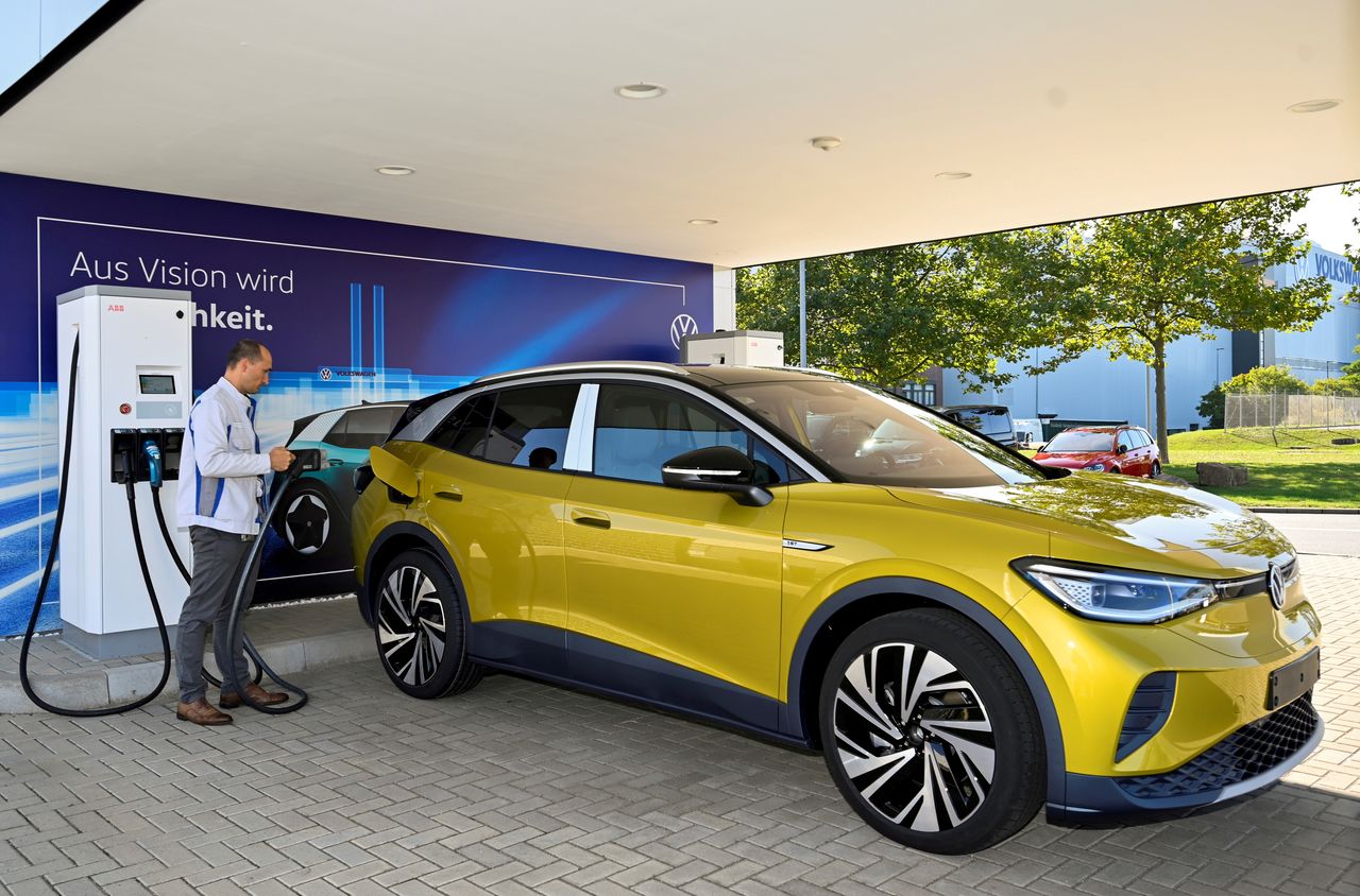 FILE PHOTO: An employee presents the new electric Volkswagen model ID. 4 during a media show in Zwickau, Germany, September 18, 2020. REUTERS/Matthias Rietschel