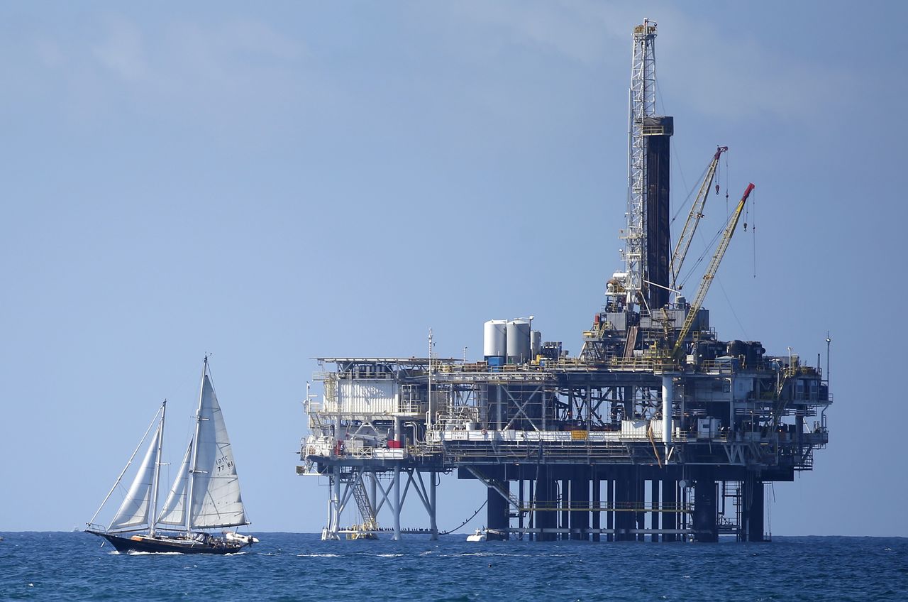 An offshore oil platform is seen in Huntington Beach, California September 28, 2014. REUTERS/Lucy Nicholson/Files