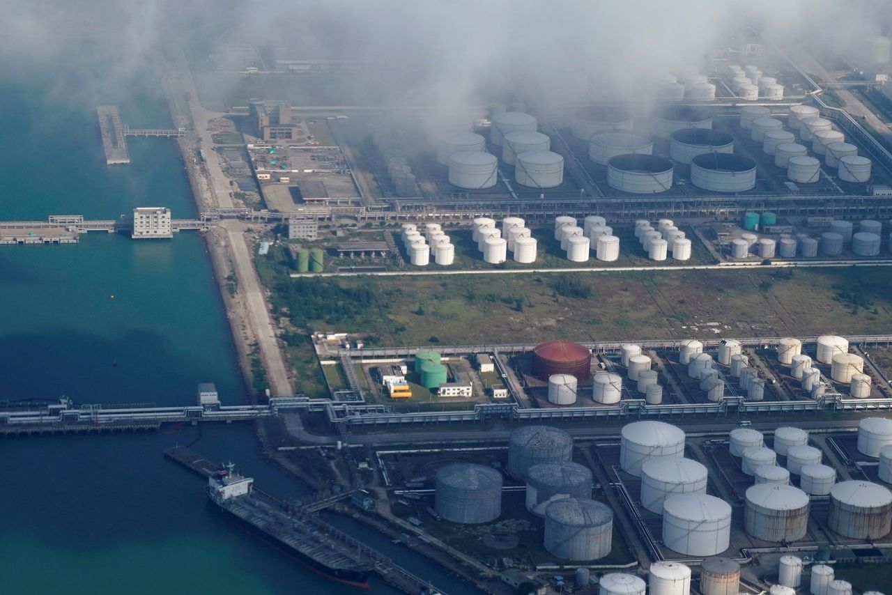 FILE PHOTO: Oil and gas tanks are seen at an oil warehouse at a port in Zhuhai, China October 22, 2018. REUTERS/Aly Song/File Photo