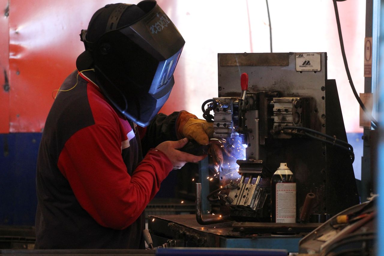 A worker wields auto parts at Maindsteel, a manufacturer for the automotive industry, in Aguascalientes, Mexico November 9, 2021. Picture taken November 9, 2021. REUTERS/Hugo Gomez