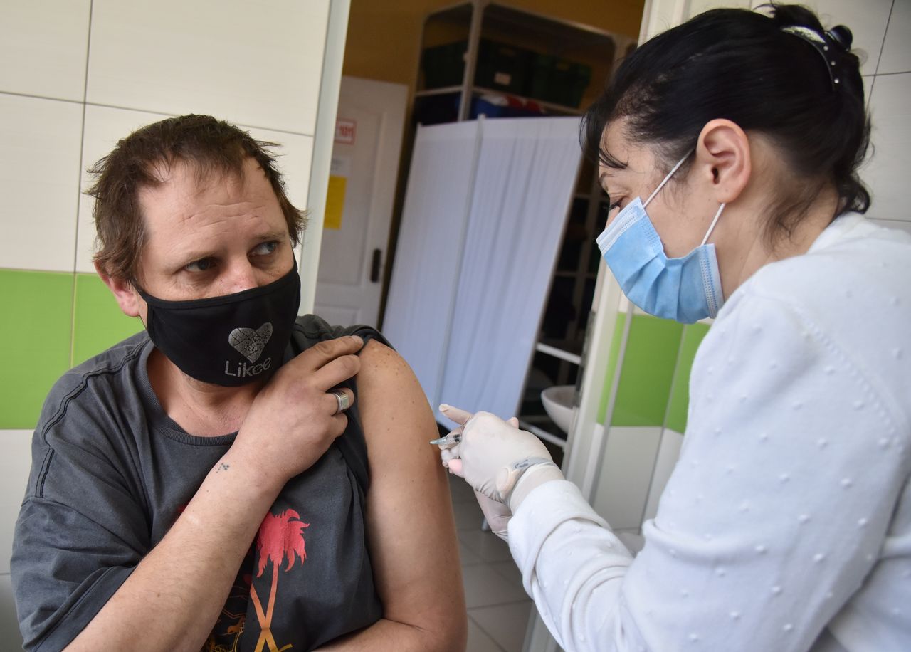 A person receives a dose of a vaccine against the coronavirus disease (COVID-19) at a vaccination centre for homeless people in Lviv, Ukraine November 26, 2021. REUTERS/Pavlo Palamarchuk