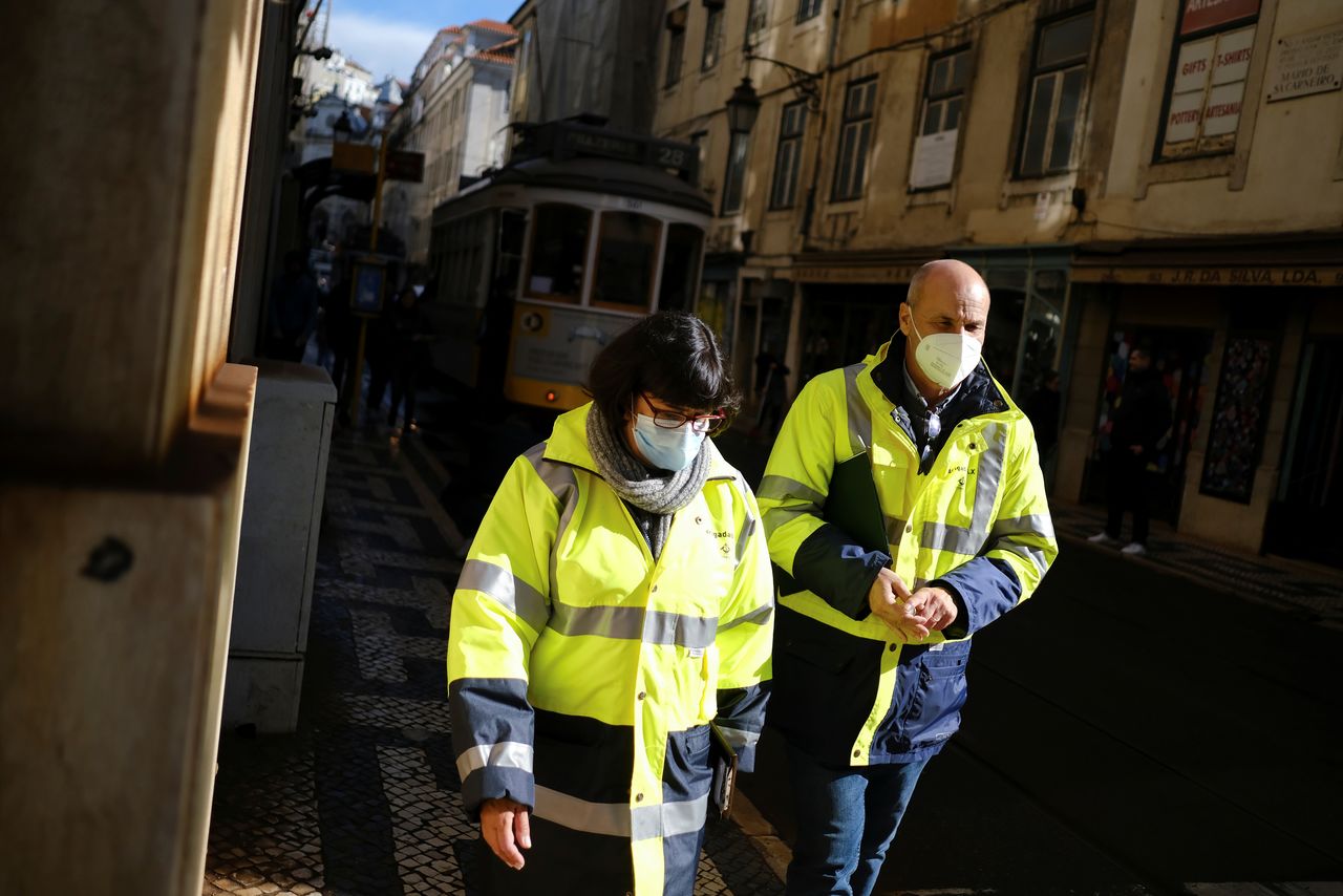 FILE PHOTO: People wearing protective masks due to coronavirus disease (COVID-19) pandemic walk in central Lisbon, Portugal, November 25, 2021. REUTERS/Pedro Nunes