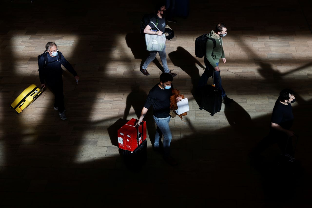 Travellers arrive at Ben Gurion International Airport as Israel imposes new coronavirus disease (COVID-19) restrictions near Tel Aviv, Israel November 28, 2021. REUTERS/Amir Cohenc