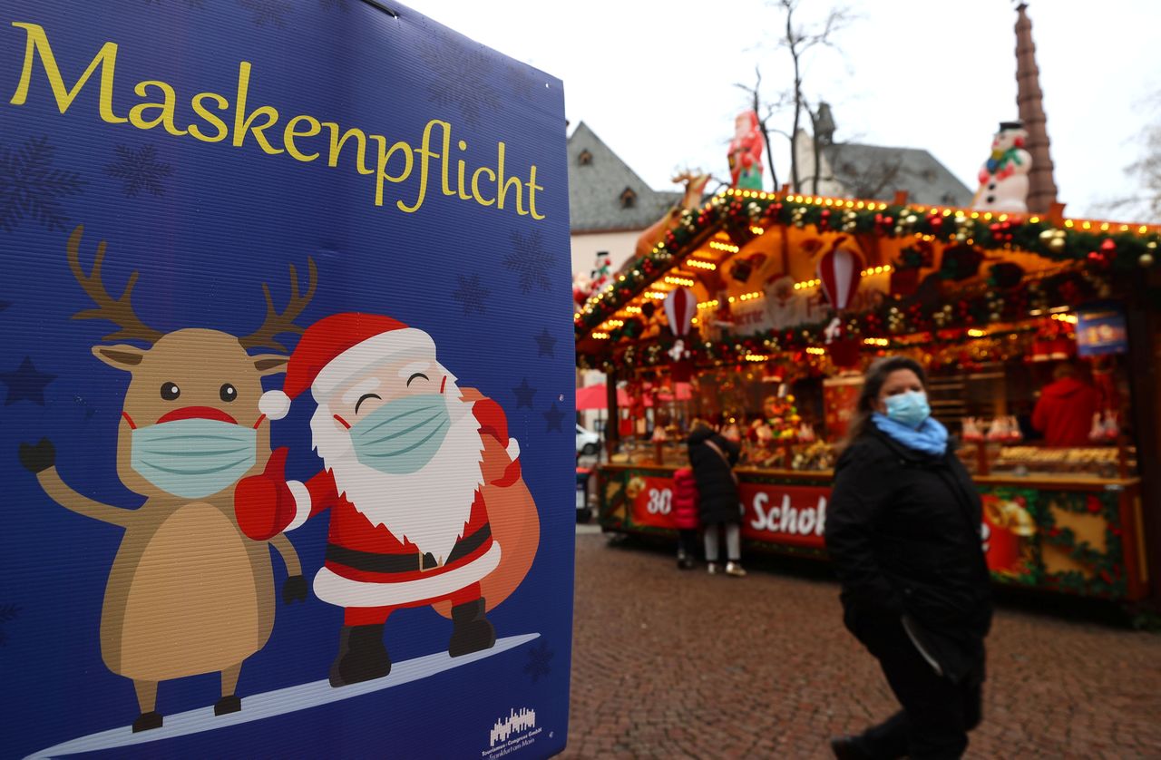 A sign showing mask requirement for visitors is seen at the Christmas market as the spread of the coronavirus disease (COVID-19) pandemic continues in Frankfurt, Germany, November 29, 2021.  REUTERS/Kai Pfaffenbach