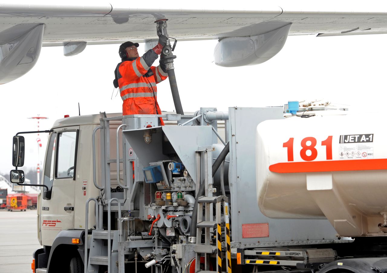 FILE PHOTO: A worker fills an Airbus jet with aviation fuel at Fuhlsbuettel airport in Hamburg, March 14, 2012.  REUTERS/Fabian Bimmer/File Photo