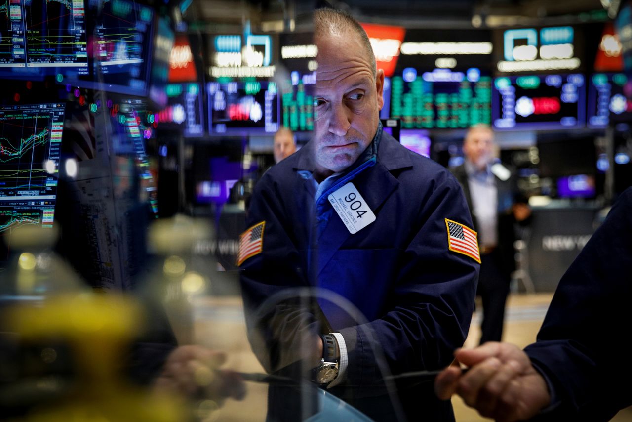 FILE PHOTO: Traders work on the floor of the New York Stock Exchange (NYSE) in New York City, U.S., November 29, 2021.  REUTERS/Brendan McDermid