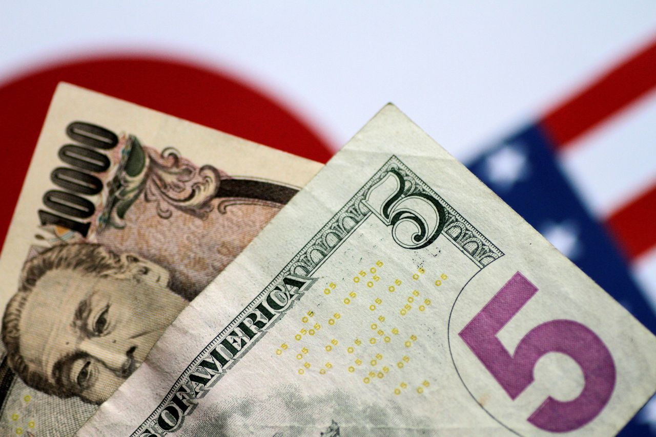 FILE PHOTO: U.S. dollar and Japan yen notes are seen in this photo illustration June 2, 2017. REUTERS/Thomas White/Illustration/File Photo