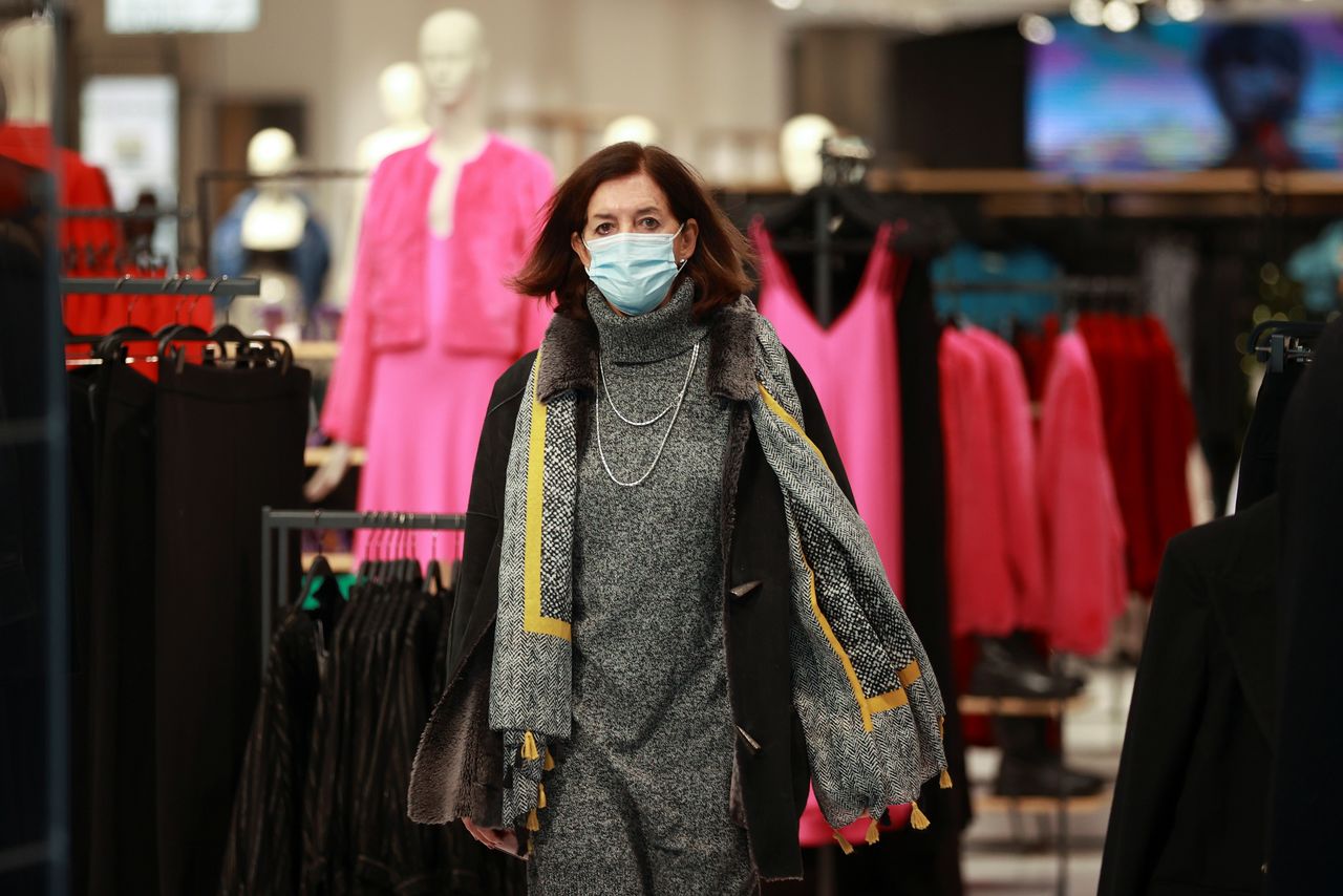 A person wearing a face mask shops, as the spread of the coronavirus disease (COVID-19) continues in London, Britain, November 30, 2021. REUTERS/Hannah McKay
