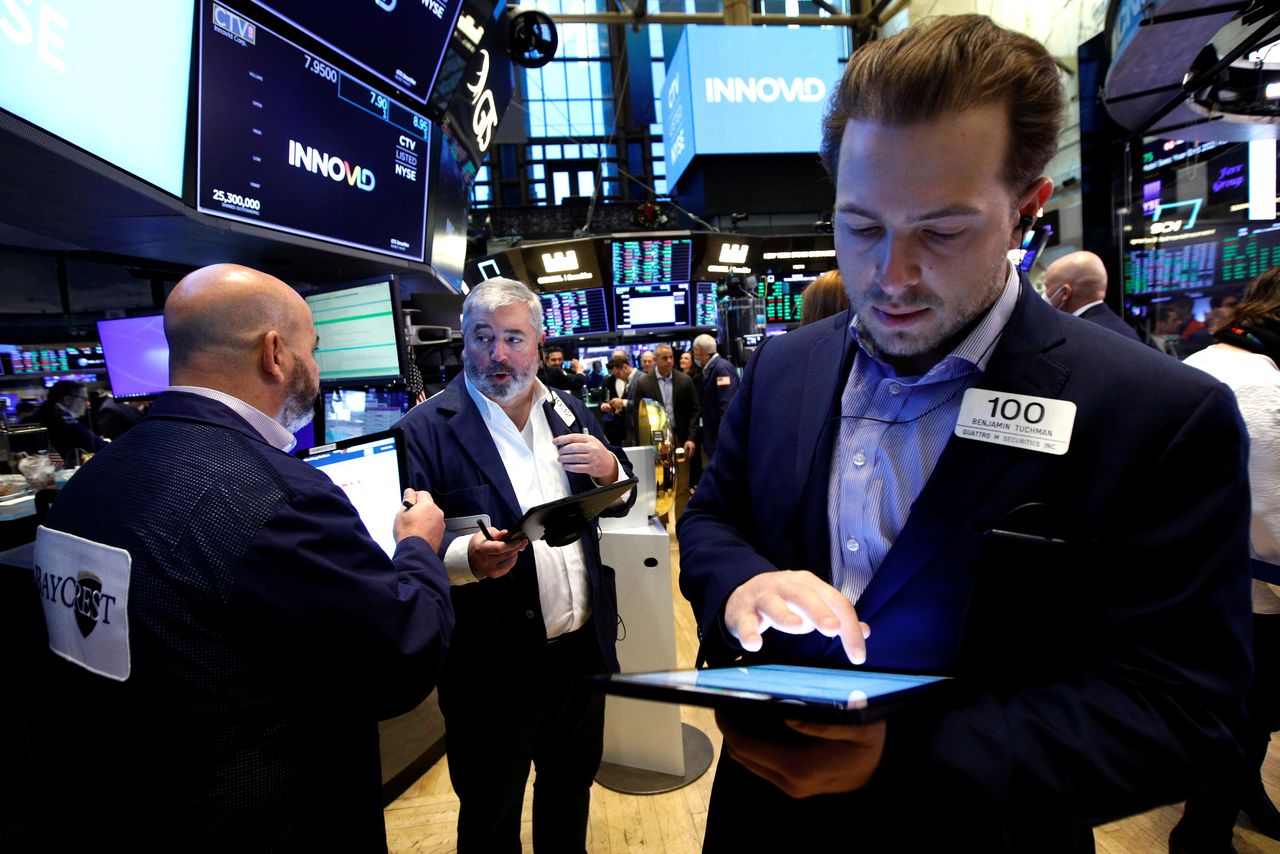 Traders work on the floor of the New York Stock Exchange (NYSE) in New York City, U.S., December 1, 2021.  REUTERS/Brendan McDermid