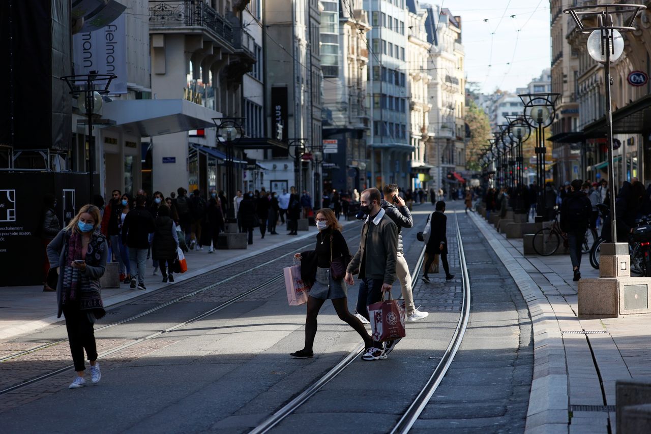 People walk in the city center ahead of the new lockdown measures during the coronavirus disease (COVID-19) outbreak, in Geneva, Switzerland November 2, 2020. REUTERS/Denis Balibouse/file photo