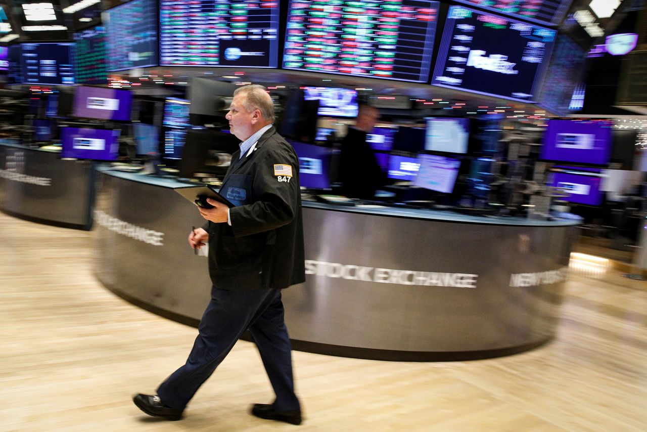 FILE PHOTO: Traders work on the floor of the New York Stock Exchange (NYSE) in New York City, U.S., December 3, 2021.  REUTERS/Brendan McDermid